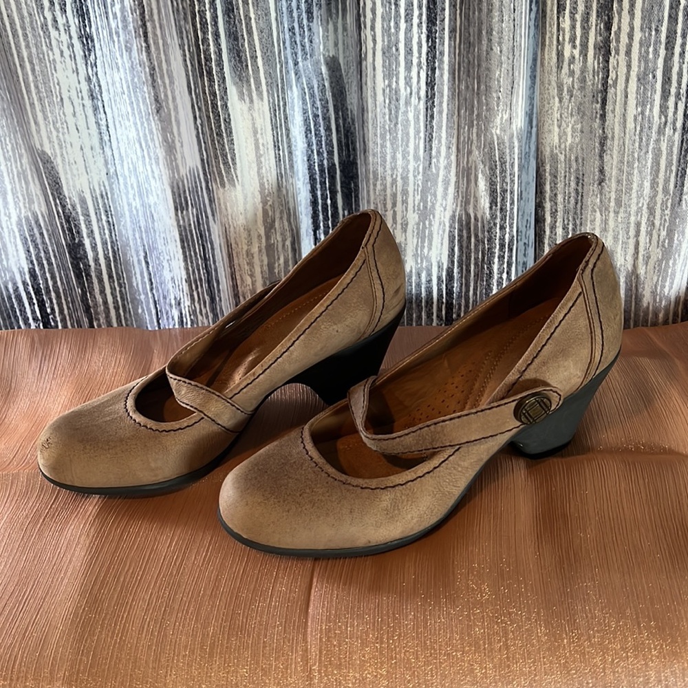 Naturalizer Heels - Picture 2 of 3